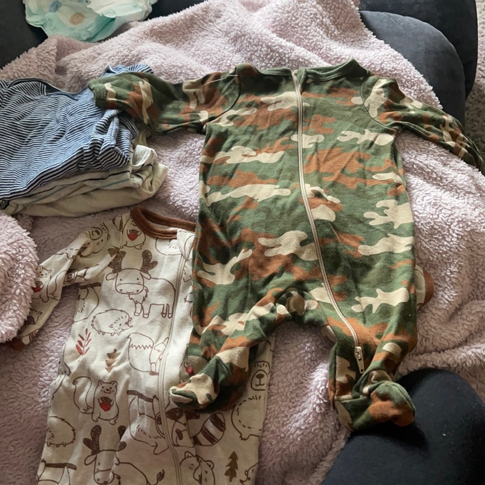 Babies set footsie onesie (2) , included 3 babies onesies all size  newborn